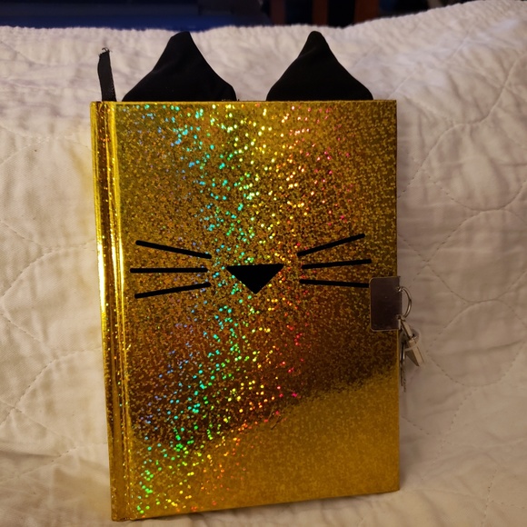 Gold shimmering lined page journal with lock/key. - Picture 4 of 8